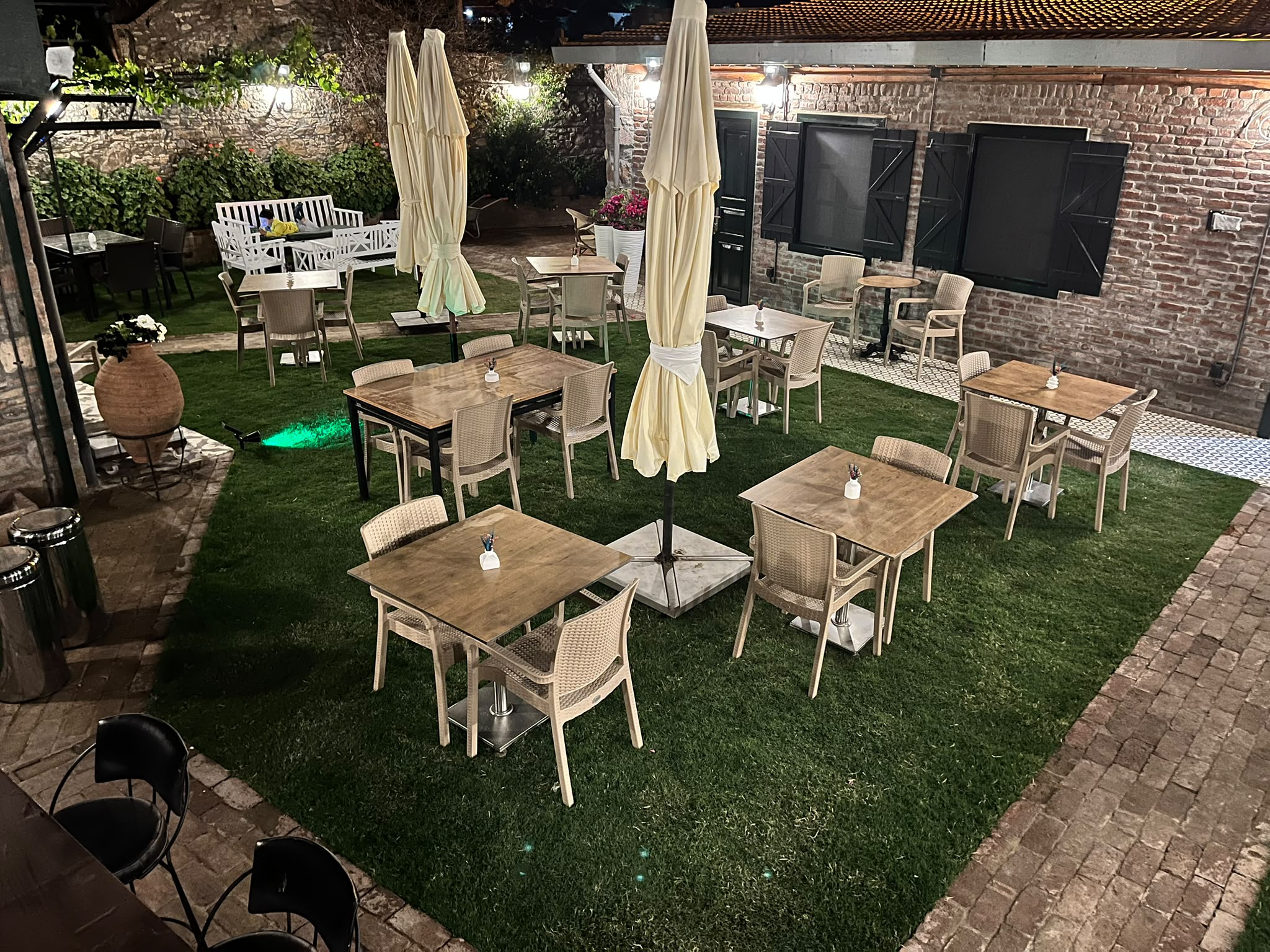Tuğla avlu, gece oturma alanı
